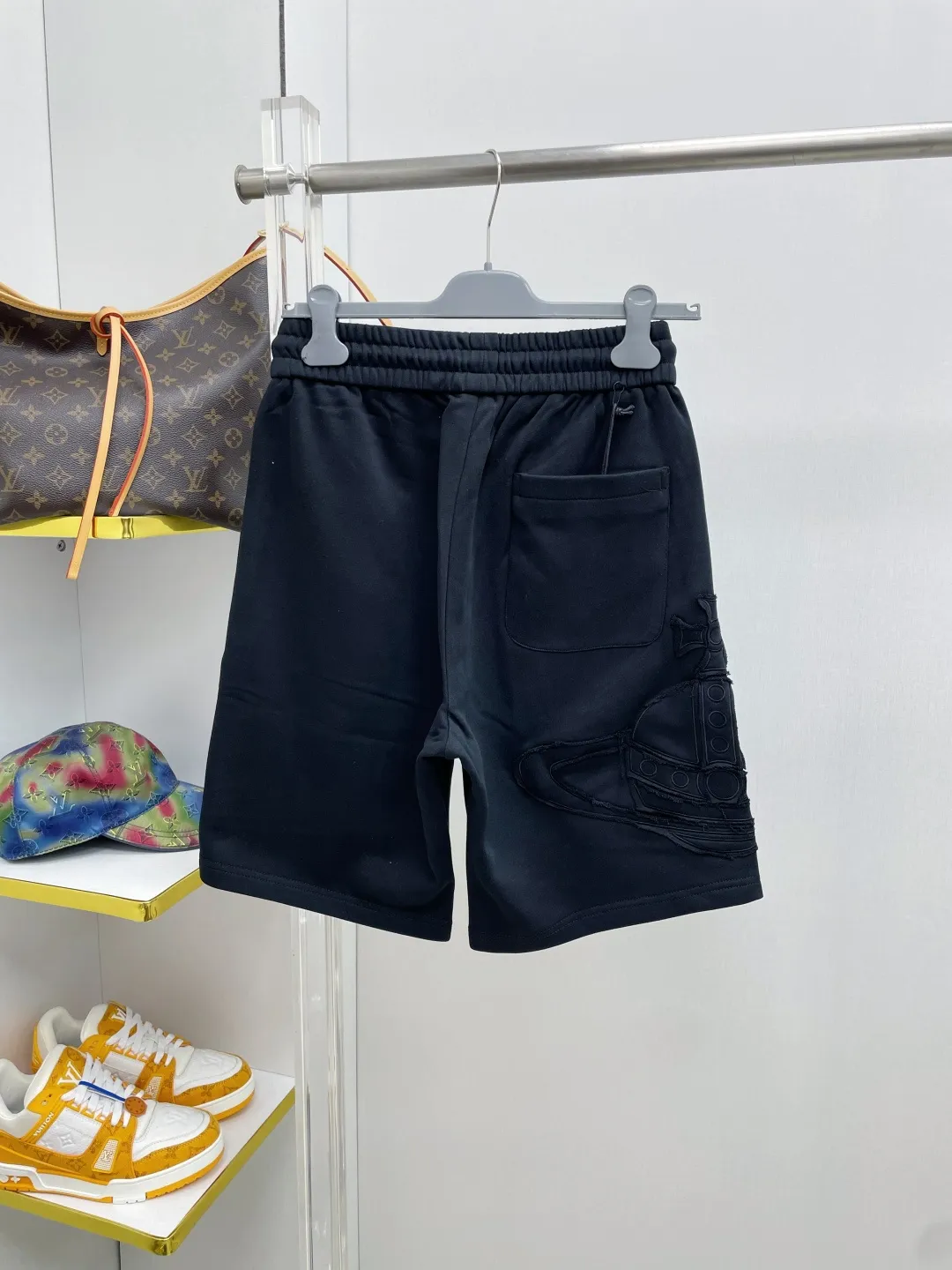 VIVI Queen Mother's 2026 summer New Arrival patch letter embroidered LOGO brand LOGO casual shorts DD are on sale simultaneously on the official website. Brand Classic LOGO casual pants, customized fabrics, excellent comfort and strong touch. Highly recognisable, perfect appearance and craftsmanship. Size:M-3XL